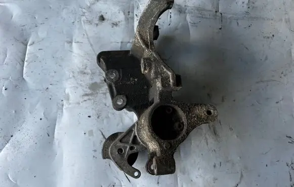 Toyota Land Cruiser (J120) Generator/alternator bracket