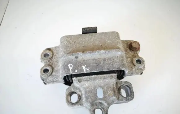 Volkswagen Tiguan Engine mount bracket 3c0199555
