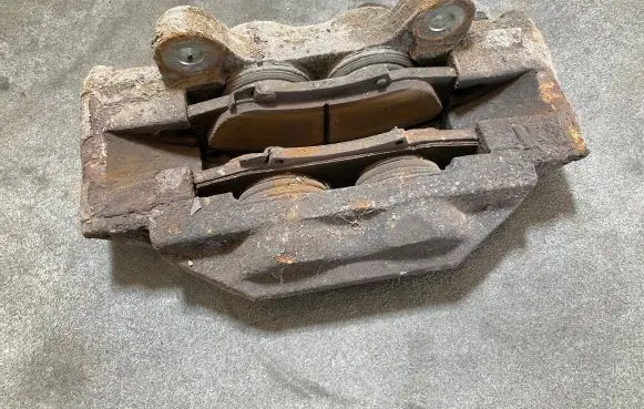 Toyota Hilux (AN10, AN20, AN30) Front brake caliper