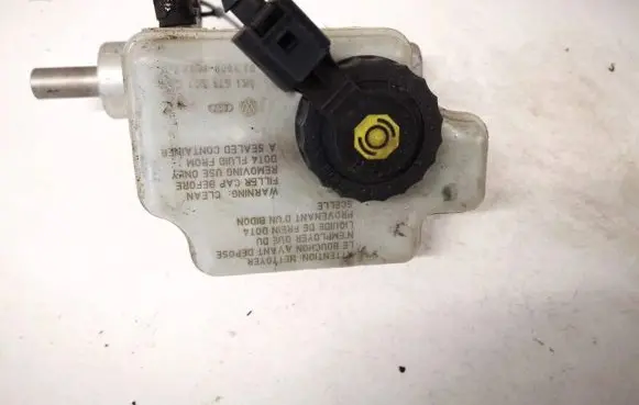 Brake fluid reservoir