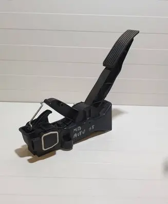 Mercedes-Benz A W169 Accelerator throttle pedal A1693000104 000085 230905