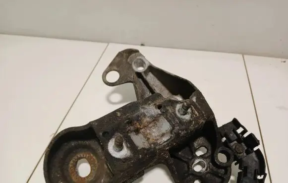 Audi A4 S4 B7 8E 8H Engine mounting bracket 8e0199352f