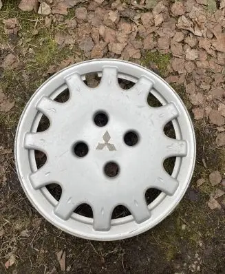 Mitsubishi Space Wagon R14 wheel hub/cap/trim MB681446