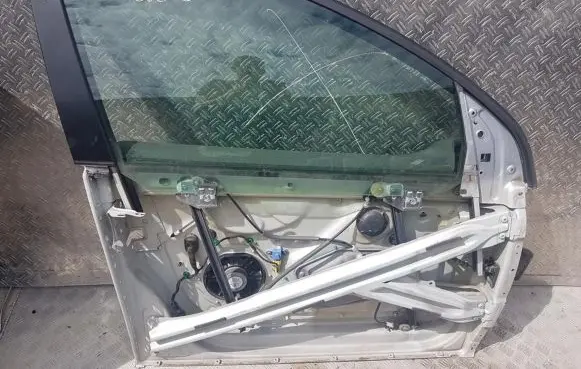 Volkswagen Golf V Front door window/glass frame 
