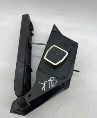 Mercedes-Benz GLK (X204) Accelerator throttle pedal A2043000304 110211 0177