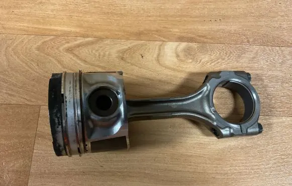 Toyota Avensis T250 Piston with connecting rod 14446