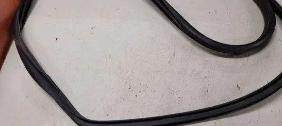 Toyota Avensis T270 Rear door rubber seal (on body)