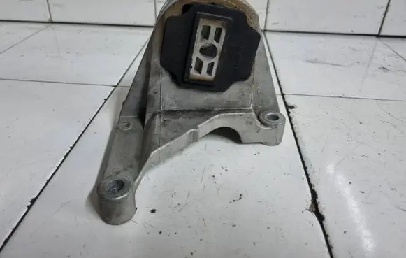 Volvo S80 Engine mount bracket 30680770