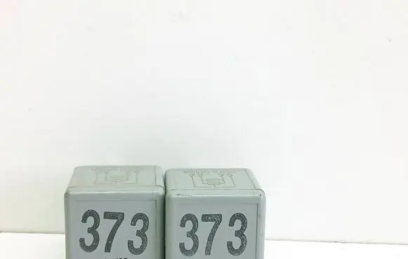 Volkswagen PASSAT B5 Other relay 8D0951253A