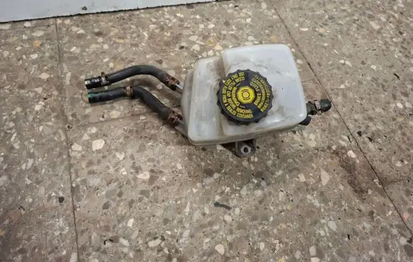 Lexus RX III Brake fluid reservoir 