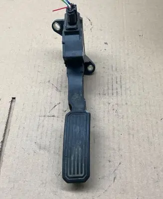 Accelerator throttle pedal