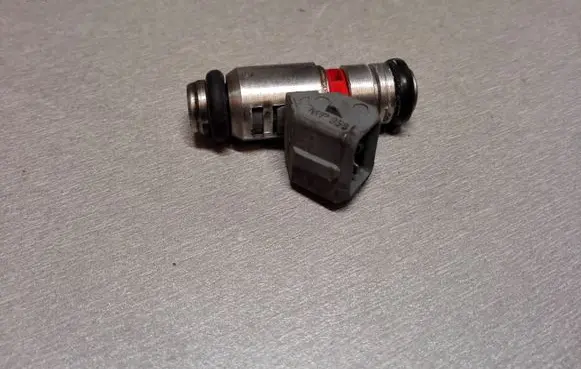 Volkswagen Golf IV Fuel injector 036031G