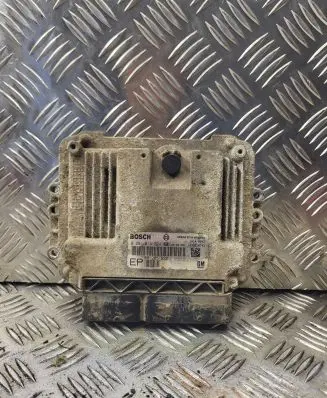 Opel Zafira B Engine control unit/module 55205622