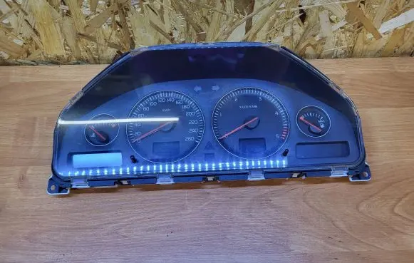 Volvo V70 Speedometer (instrument cluster) 30746102 8602885 69594700T