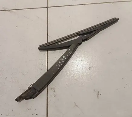 Nissan Juke I F15 Rear wiper blade arm 80019327