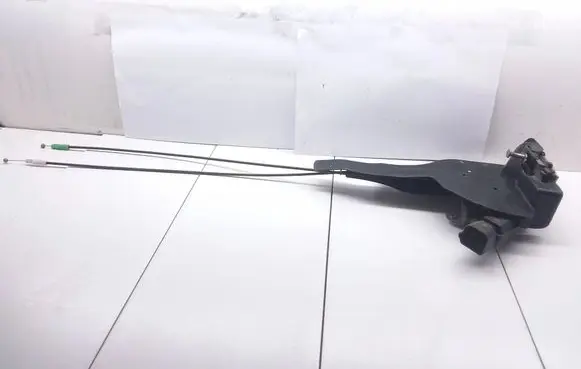 Toyota Avensis Verso Rear door lock LH370L