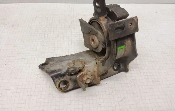 Toyota Corolla Verso E121 Engine mount bracket