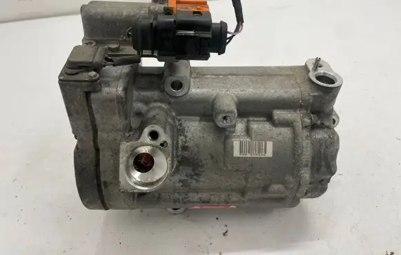 Volkswagen Jetta VI Air conditioning (A/C) compressor (pump) 5C0820803F