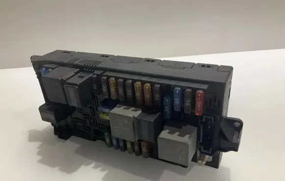 Mercedes-Benz CLS C219 Fuse module 2115457001 A2115457001