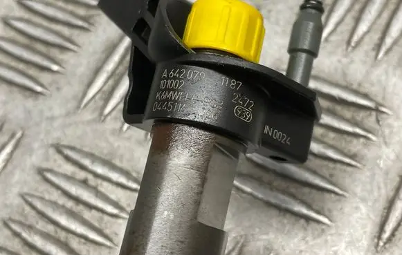 Mercedes-Benz C W204 Fuel injector A6420701187 0445116026