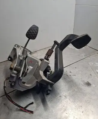 Mercedes-Benz Sprinter W901 W902 W903 W904 Pedal assembly 9012901119