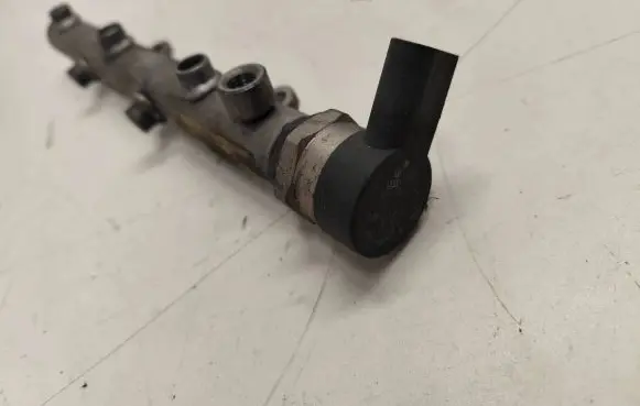 Volkswagen Touareg I Fuel main line pipe 057130764F 13394807 0281002854