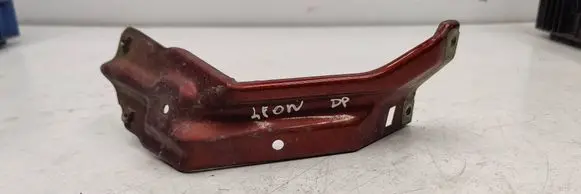 Seat Leon (1P) Fender mounting bracket 1P0821136