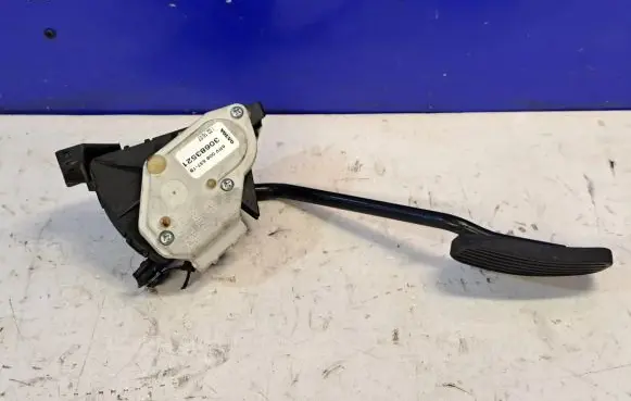 Volvo XC90 Accelerator throttle pedal 30683521