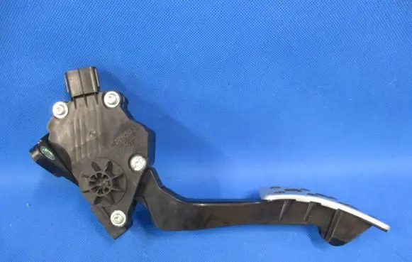 Accelerator throttle pedal