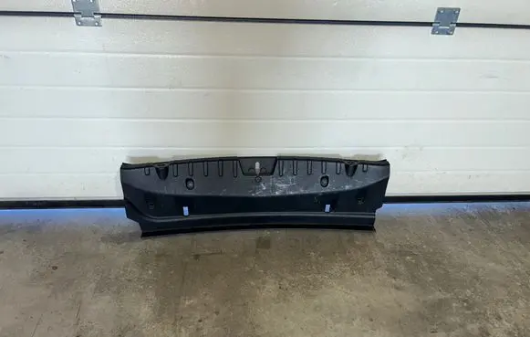Trunk/boot sill cover protection