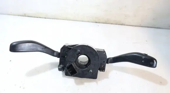 Volkswagen Polo IV 9N3 Light switch