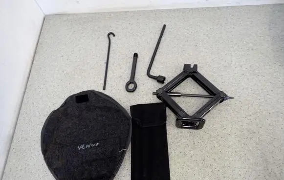 Hyundai ix20 Spare wheel mounting bracket