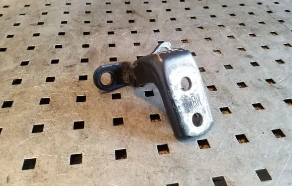 Honda CR-V Rear door lower hinge
