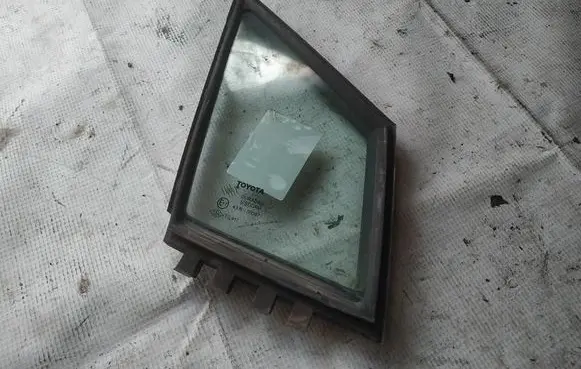 Toyota Corolla Verso AR10 Front door vent window glass four-door as2