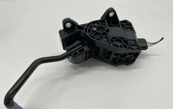 Toyota Camry VIII XV70 Accelerator throttle pedal 7811033180
