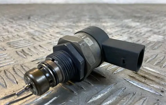 BMW 5 E60 E61 Fuel pressure sensor 0281002481 280805 20949259