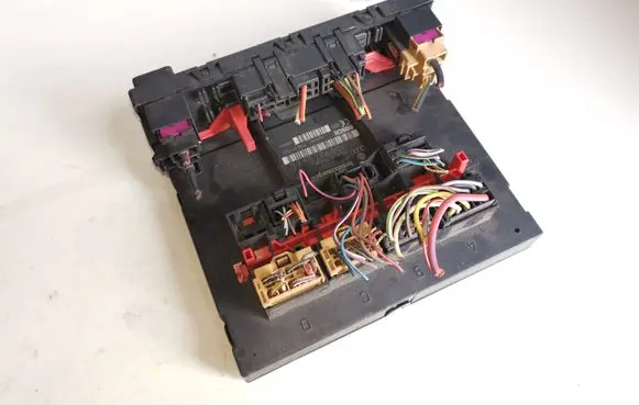 Volkswagen PASSAT B6 Fuse module 3C0937049E