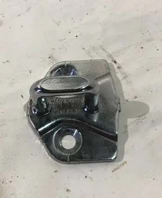 BMW 7 E65 E66 Front door lock loop/hook striker 8240573