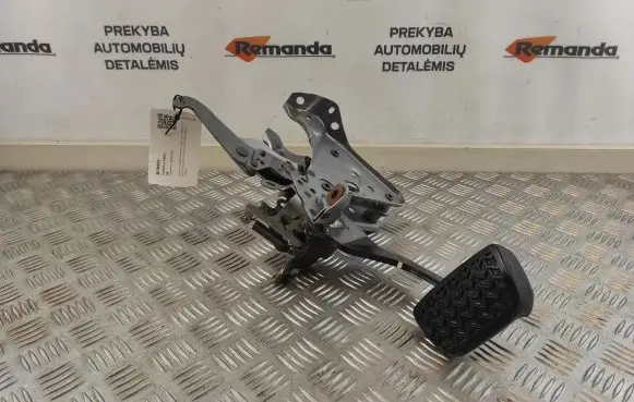 Toyota RAV 4 (XA50) Brake pedal