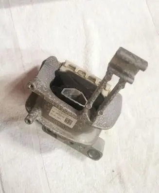 Engine mount bracket
