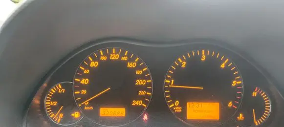 Speedometer (instrument cluster)
