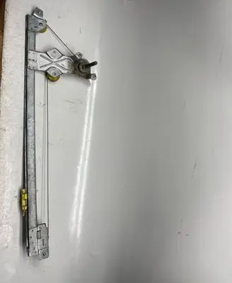Front window lifting mechanism without motor