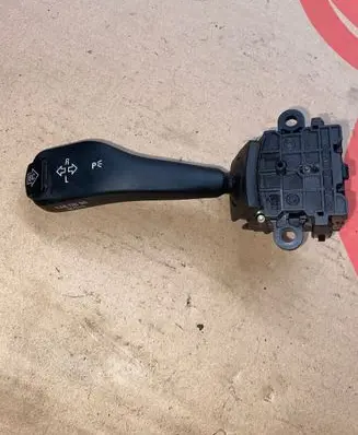 BMW 5 E39 Indicator stalk 8363668 011040102