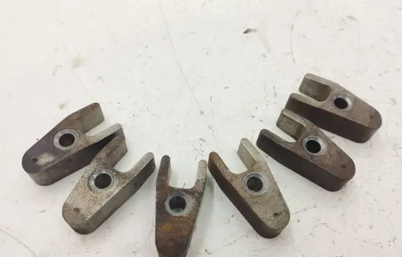 Chrysler 300 - 300C Fuel Injector clamp holder