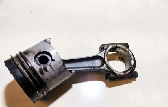 Hyundai Lantra II Piston with connecting rod