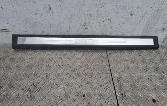 Opel Astra H Front sill trim cover 13238379