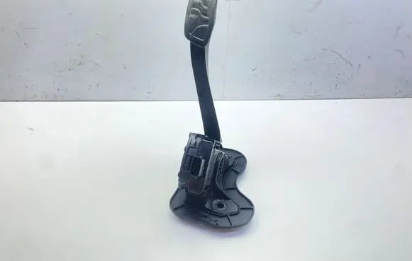 Accelerator throttle pedal