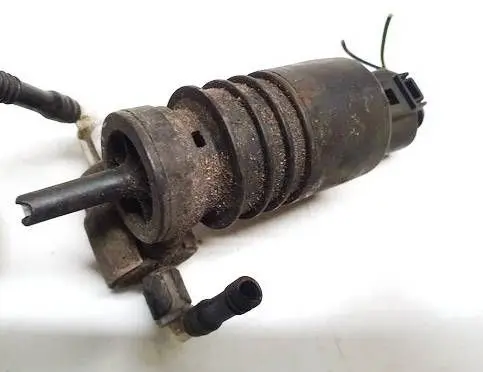 Volkswagen PASSAT B5 Windscreen/windshield washer pump 1j0973722