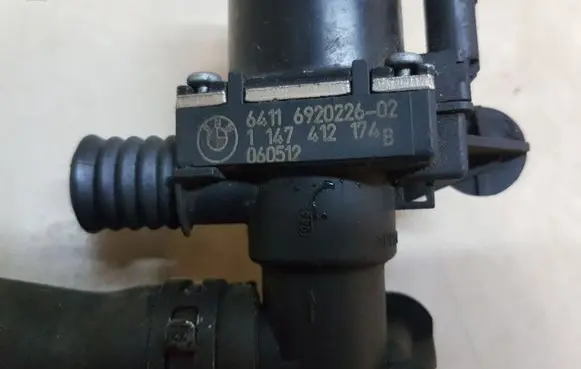 BMW 5 E60 E61 Coolant heater control valve 1147412174