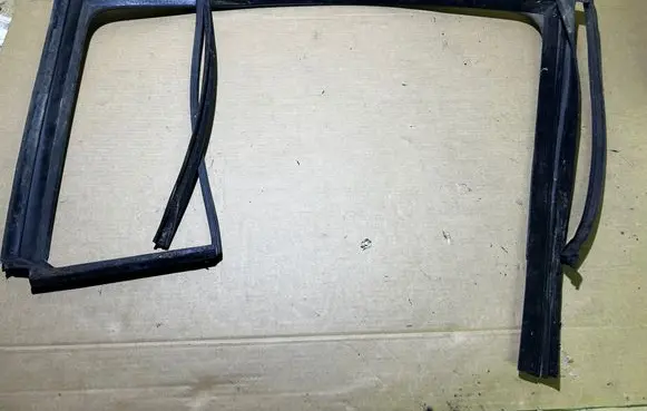 Volkswagen Touran I Front door rubber seal 1T0845212